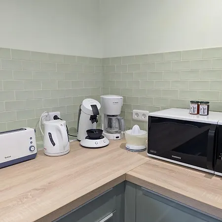 Maison Authentique Avec Piscine Et Jardin Prive A - Fr-1-653-278 *